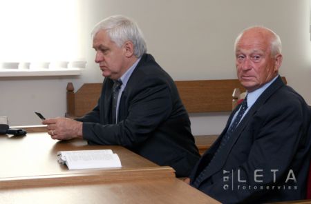 Студенттер орыс моншасында демалып жатыр